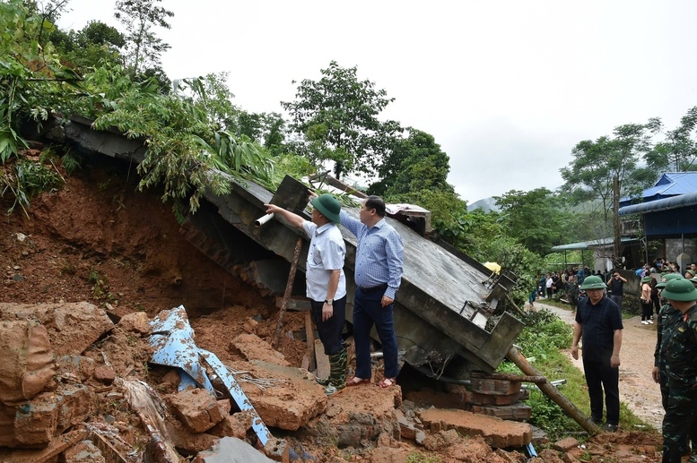 Cụ thể, vào khoảng 0h ngày 8/9, tại xóm Chầm, xã Tân Minh, huyện Đà Bắc (Hòa Bình) đã xảy ra sạt lở đất từ trên đồi vào nhà của gia đình ông Xa Văn Sộm (sinh năm 1973) làm ngôi nhà bị sập hoàn toàn. Vụ sạt lở đã làm 4 người tử vong, 1 người bị thương.