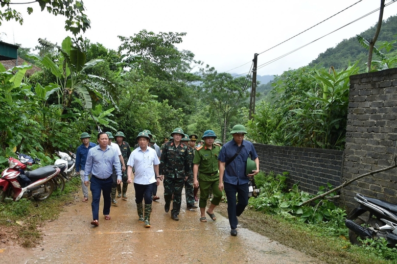 Phó Thủ tướng Hồ Đức Phớc thị sát, kiểm tra công tác khắc phục hậu quả bão số 3 tại Hòa Bình - Ảnh: VGP/Trần Mạnh