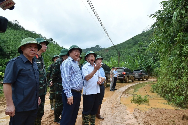 Phó Thủ tướng Hồ Đức Phớc thị sát, kiểm tra công tác khắc phục hậu quả bão số 3 tại Hòa Bình - Ảnh: VGP/Trần Mạnh