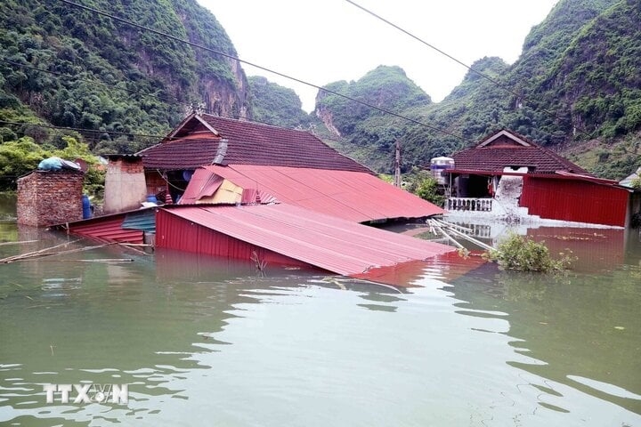 Nước ngập sâu tại bản Phiêng Nghè, xã Chiềng Đen, TP. Sơn La, tỉnh Sơn La. (Ảnh: TTXVN) 