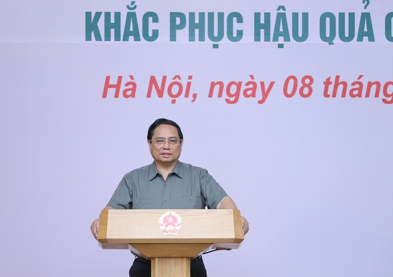 Thủ tướng nhấn mạnh: ""Các địa phương phải thống kê ngay, xuất cấp ngay gạo dự trữ, cần bao nhiêu xuất bấy nhiêu, quan trọng là phải thống kê chính xác, minh bạch, tránh tiêu cực xảy ra" - Ảnh: VGP/Nhật Bắc