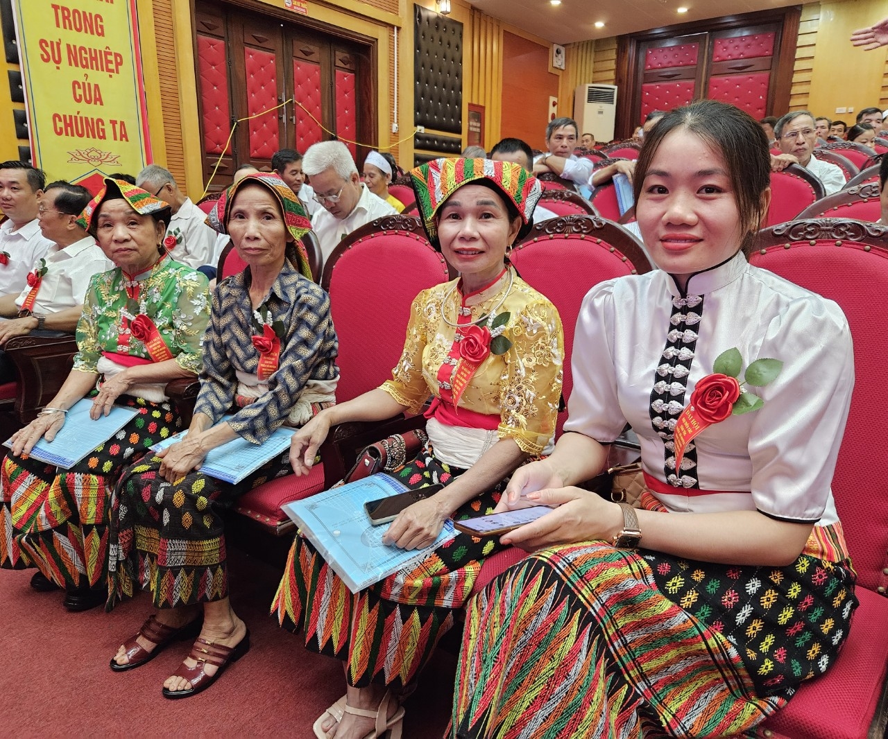 Người có uy tín, trưởng dòng họ tiêu biểu có thành tích xuất sắc trên các lĩnh vực đã đóng góp vào sự phát triển trong vùng đồng bào DTTS tỉnh Thanh Hóa.