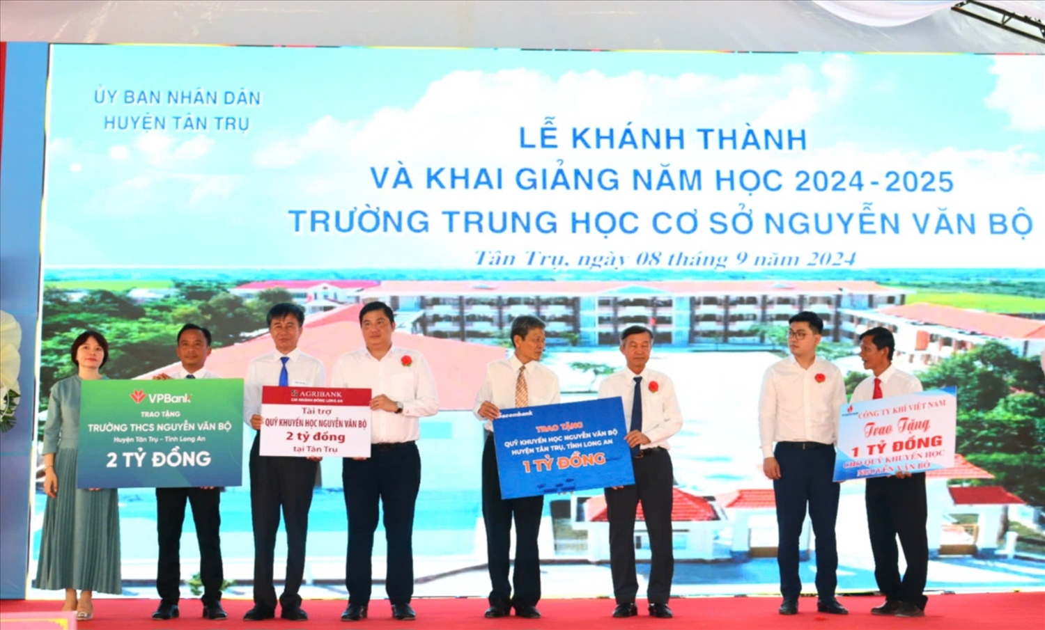 Ông Huỳnh Minh Tuấn, Giám đốc Agribank Chi nhánh Đông Long An (người thứ 4, từ trái sang) đồng hành trao tặng 2 tỉ đồng quỹ khuyến học Nguyễn Văn Bộ.