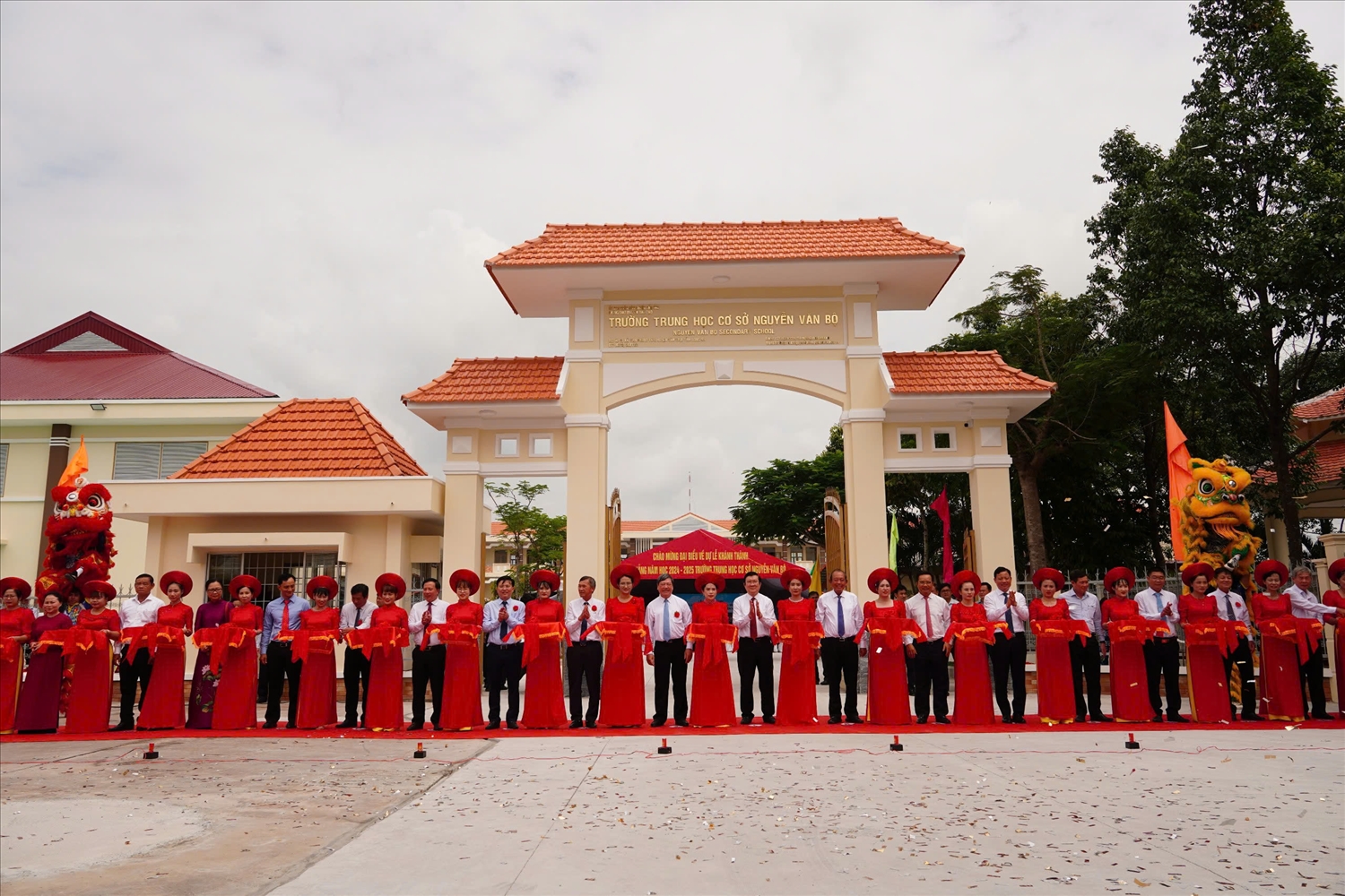 Các đại biểu thực hiện nghi thức cắt băng khánh thành trường THCS Nguyễn Văn Bộ