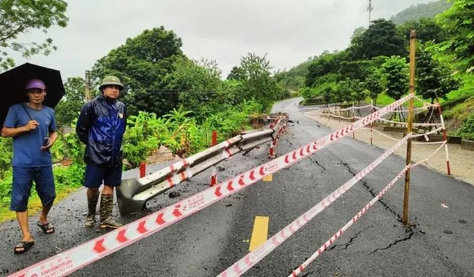 Hiện, UBND huyện Mường Lát đang huy động lực lượng, phối hợp với ngành giao thông có phương án xử lý.