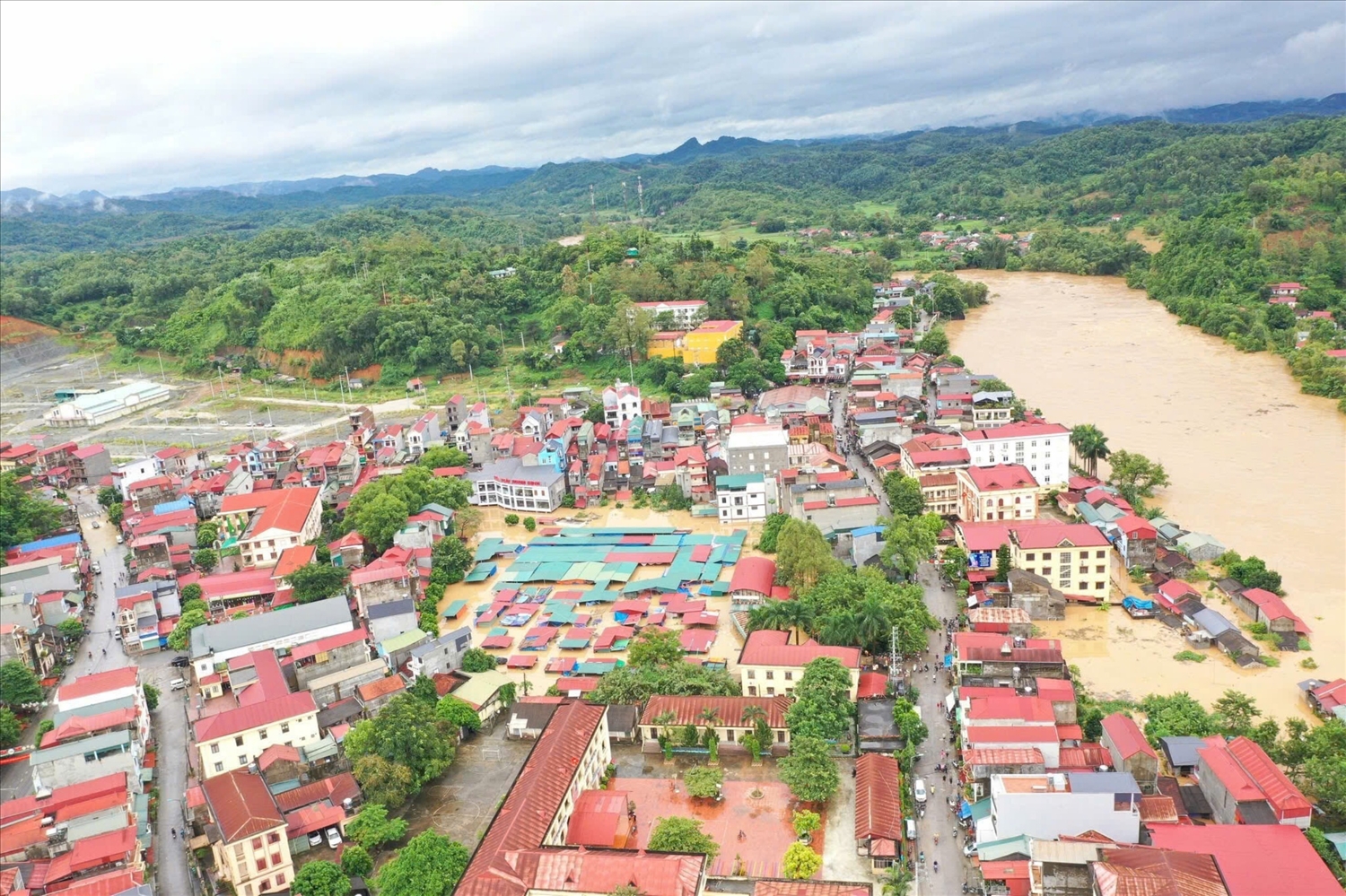 Thị trấn Na Sầm, huyện Văn Lãng nhìn từ trên cao xuống bị ngập mênh mông trong biển nước