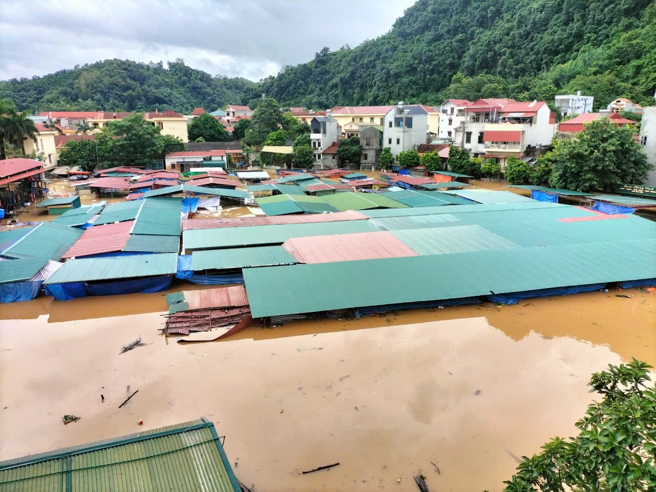 Thị trấn Na Sầm, huyện Văn Lãng bị ngập sâu trong biển nước