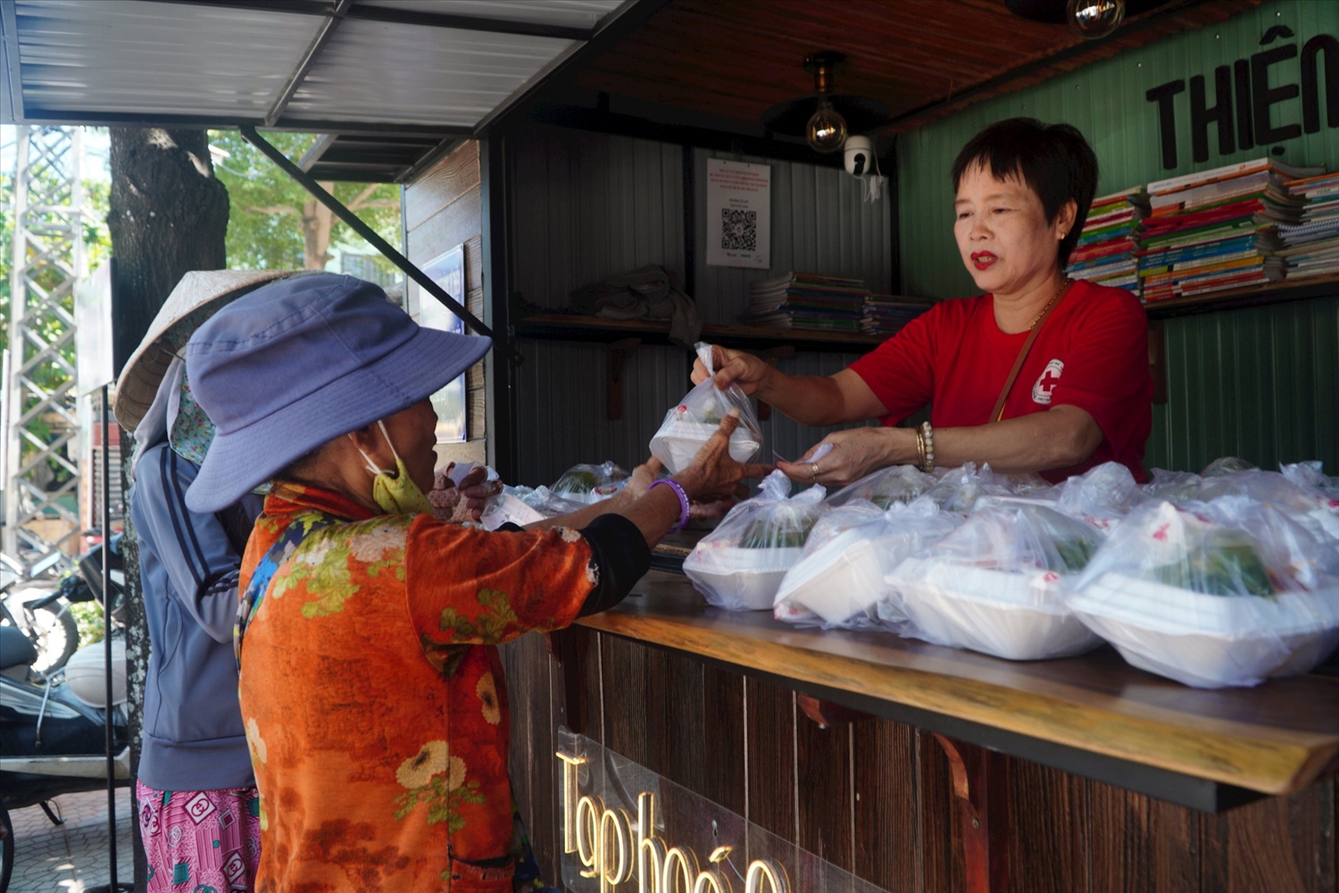 Người khó khăn được nhận những phần cơm miễn phí từ tạp hóa 