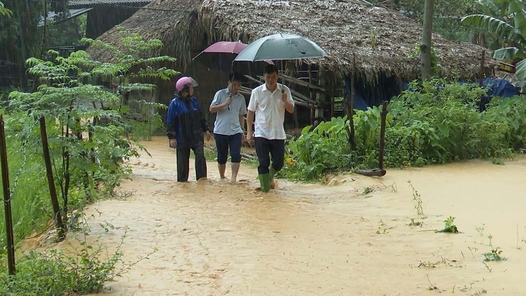 Lãnh đạo huyện Quang Bình đi kiểm tra một số điểm xảy ra ngập lụt trên địa bàn.