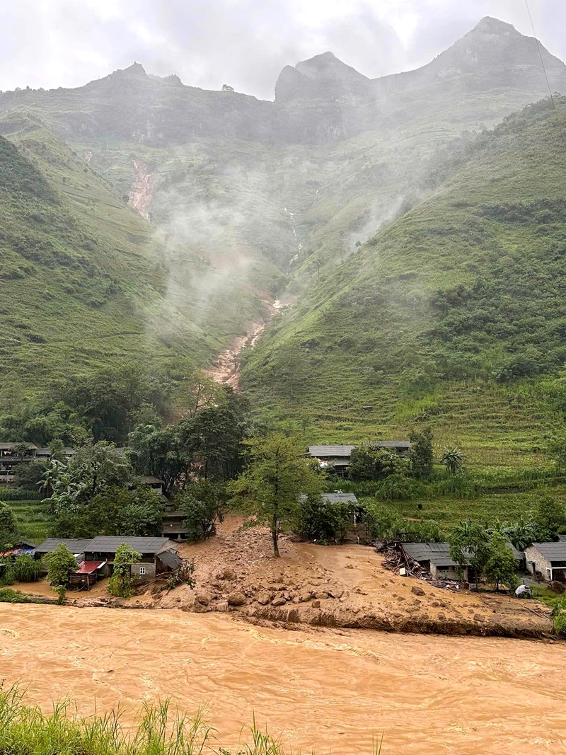 Đất, đá tràn vào nhà ở của một số hộ dân tại thôn Bờ Sông, xã Xín Cái, huyện Mèo Vạc.