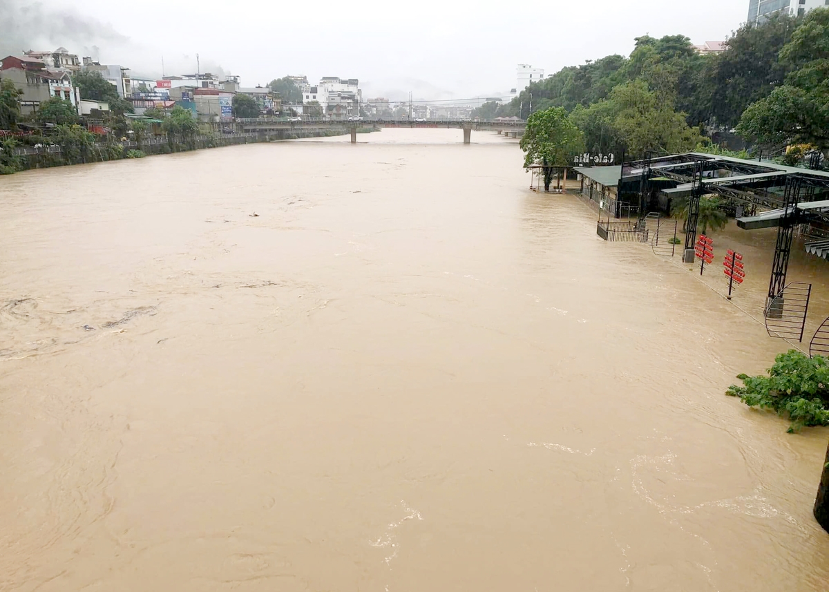 Nước lũ sông Lô dâng cao đoạn chảy qua địa bàn thành phố Hà Giang.