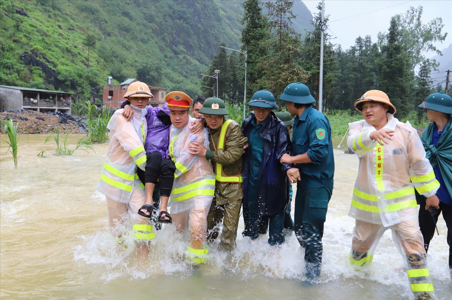 (TIN) Hà Giang: Lực lượng chức năng kịp thời hỗ trợ bệnh nhân vượt lũ tới bệnh viện