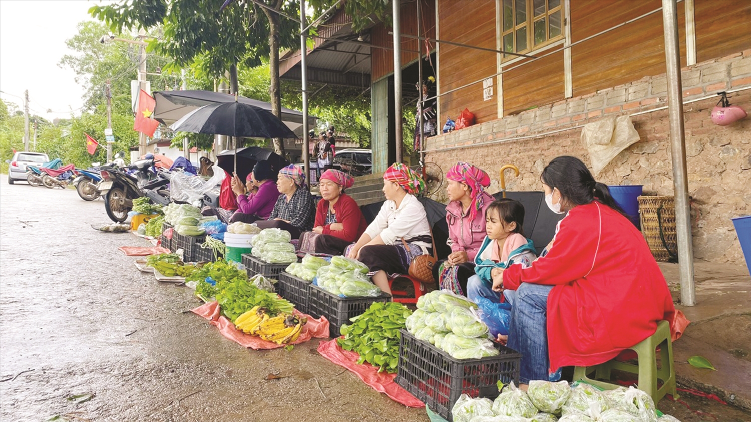 Nông sản, rau quả được bà con bày bán hai bên đường vào chợ