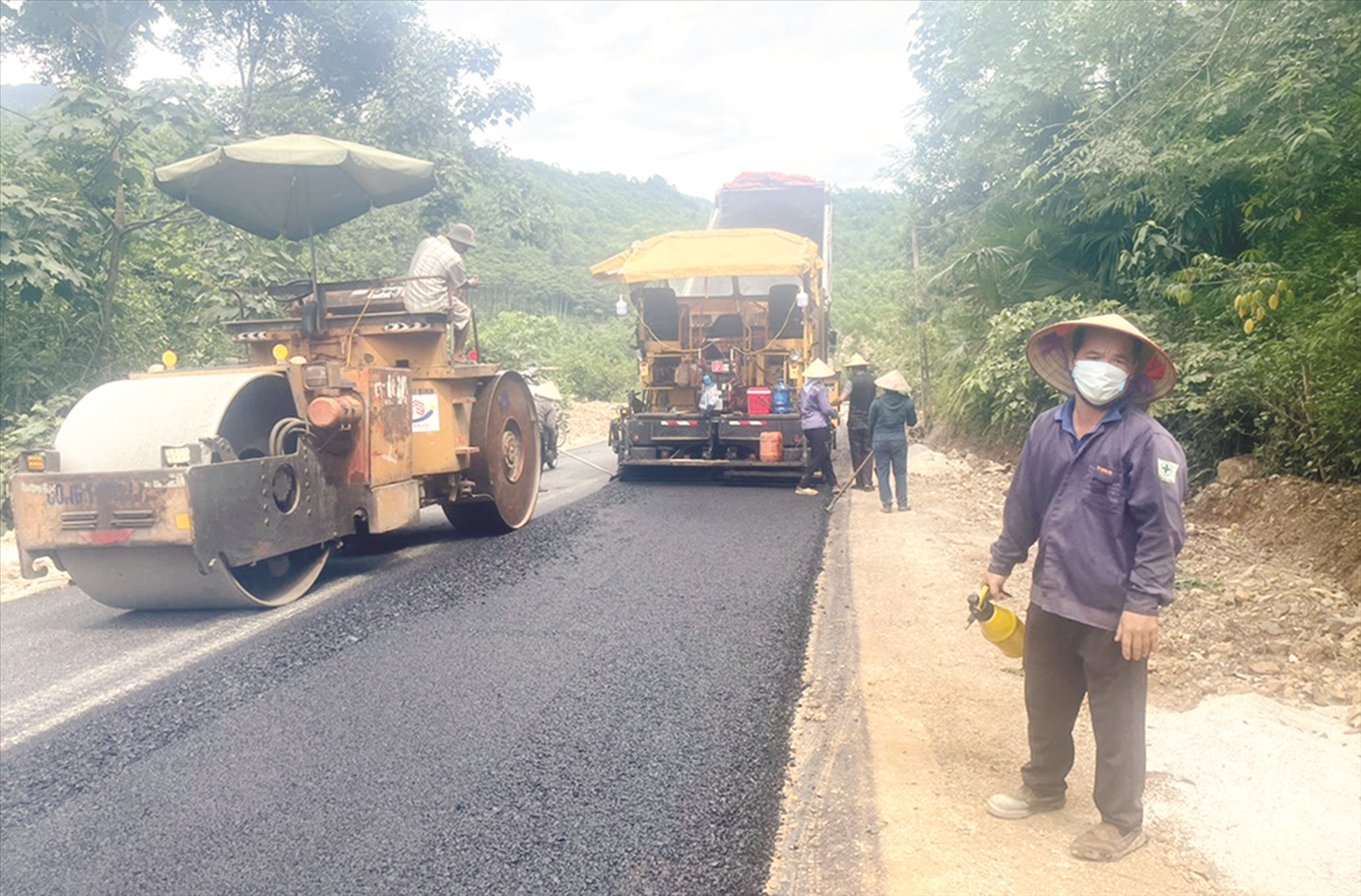 Những công đoạn cuối cùng hoàn thiện tuyến đường Long Cốc - Xuân Đài. (Ảnh chụp tháng 6/2024)