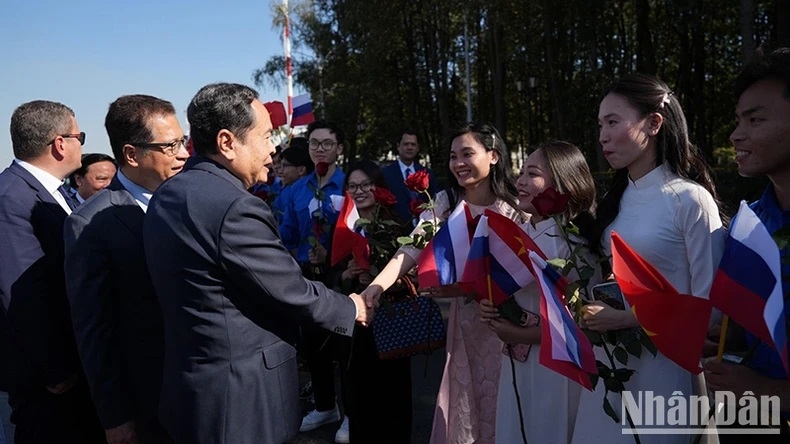 Ra đón Chủ tịch Quốc hội còn có đại diện bà con kiều bào Việt Nam tại Liên bang Nga. (Ảnh: XUÂN HƯNG)