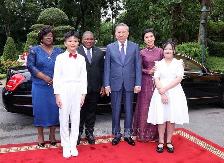 Tổng Bí thư, Chủ tịch nước Tô Lâm và Phu nhân cùng Tổng thống Mozambique Filipe Jacinto Nyusi và Phu nhân tại Lễ đón. Ảnh: Lâm Khánh/TTXVN