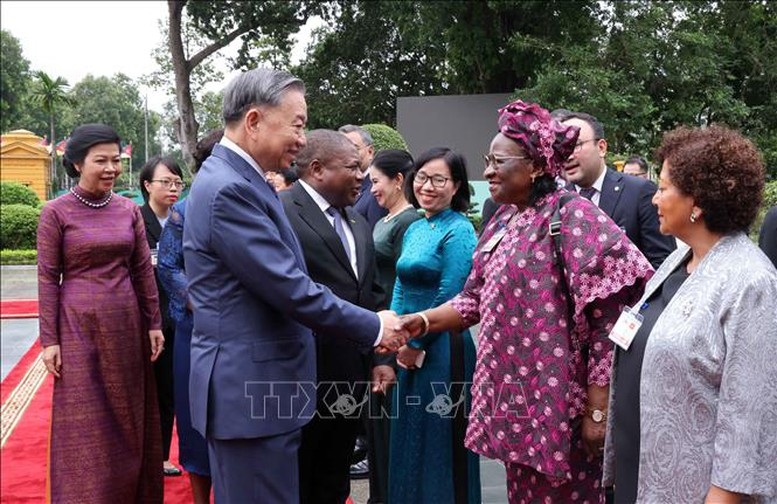 Tổng Bí thư, Chủ tịch nước Tô Lâm bắt tay các thành viên đoàn Mozambique. Ảnh: Lâm Khánh/TTXVN