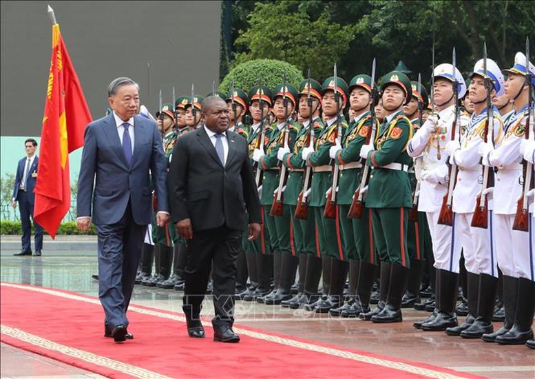 Tổng Bí thư, Chủ tịch nước Tô Lâm và Tổng thống Cộng hòa Mozambique Filipe Jacinto Nyusi duyệt đội danh dự Quân đội nhân dân Việt Nam. Ảnh: Lâm Khánh/TTXVN