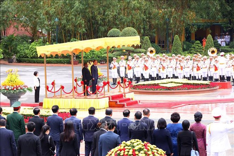 Tổng Bí thư, Chủ tịch nước Tô Lâm và Tổng thống Mozambique Filipe Jacinto Nyusi trên bục danh dự, nghe quân nhạc cử Quốc thiều hai nước. Ảnh: Văn Điệp/TTXVN