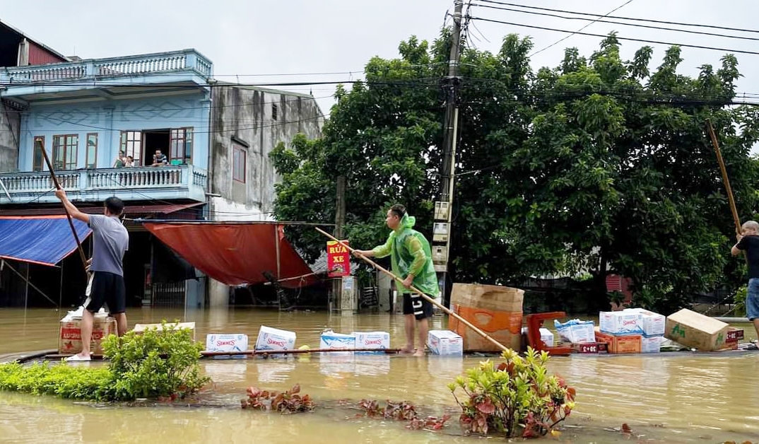 Hỗ trợ thực phẩm, nước uống cho các hộ dân bị ngập