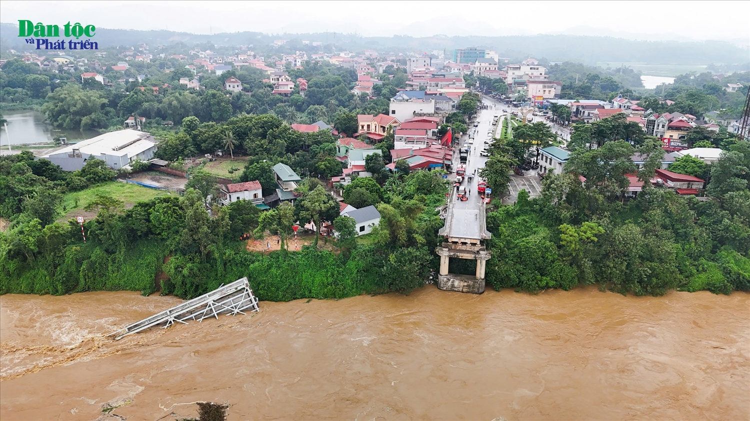 Cầu Phong Châu bắc qua sông Hồng nối hai huyện Lâm Thao và Tam Nông, tỉnh Phú Thọ, bị sập vào lúc 10h02, ngày 9/9