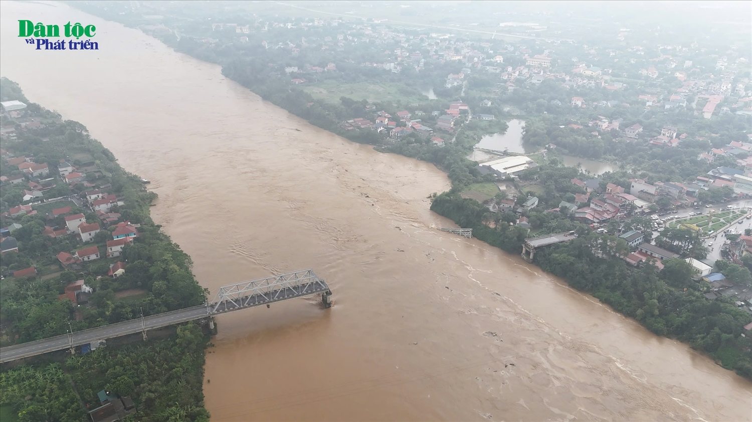 Cầu Phong Châu bắc qua sông Hồng nối hai huyện Lâm Thao và Tam Nông, tỉnh Phú Thọ, bị sập vào lúc 10h02, ngày 9/9.