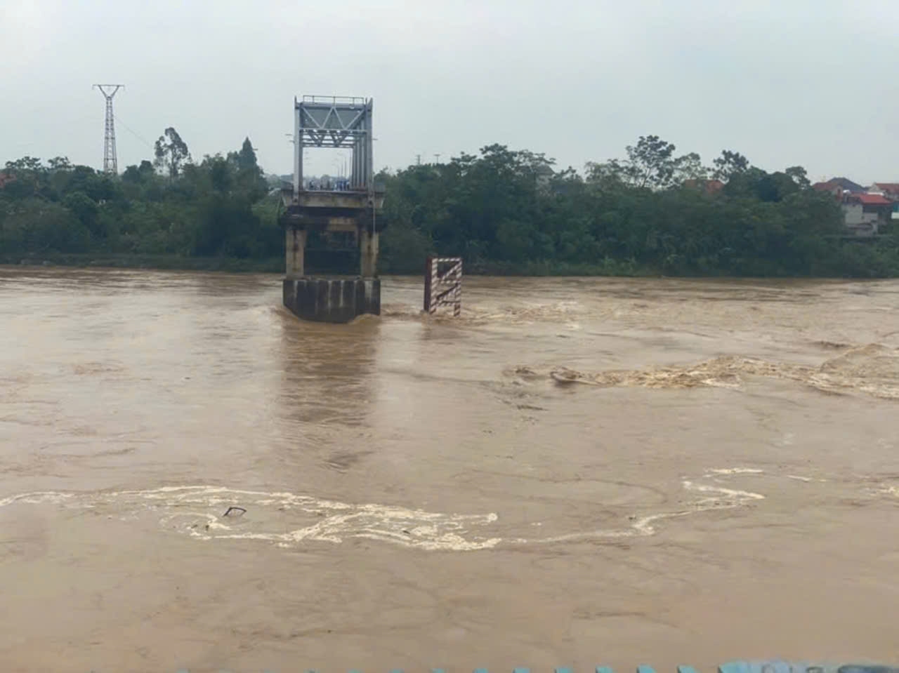 Sập cầu Phong Châu tỉnh Phú Thọ 4