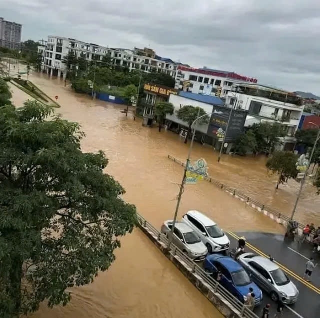 Nhiều tuyến đường ở Thái Nguyên bị ngập sâu trong nước sau những ngày ảnh hưởng của mưa bão. Ảnh: Người dân cung cấp