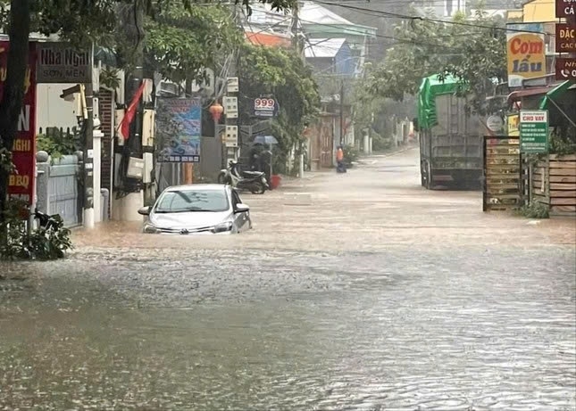 Mộc Châu (Sơn La) ngập sâu trong nước lũ, làm ách tắc giao thông nhiều giờ đồng hồ. Ảnh TL