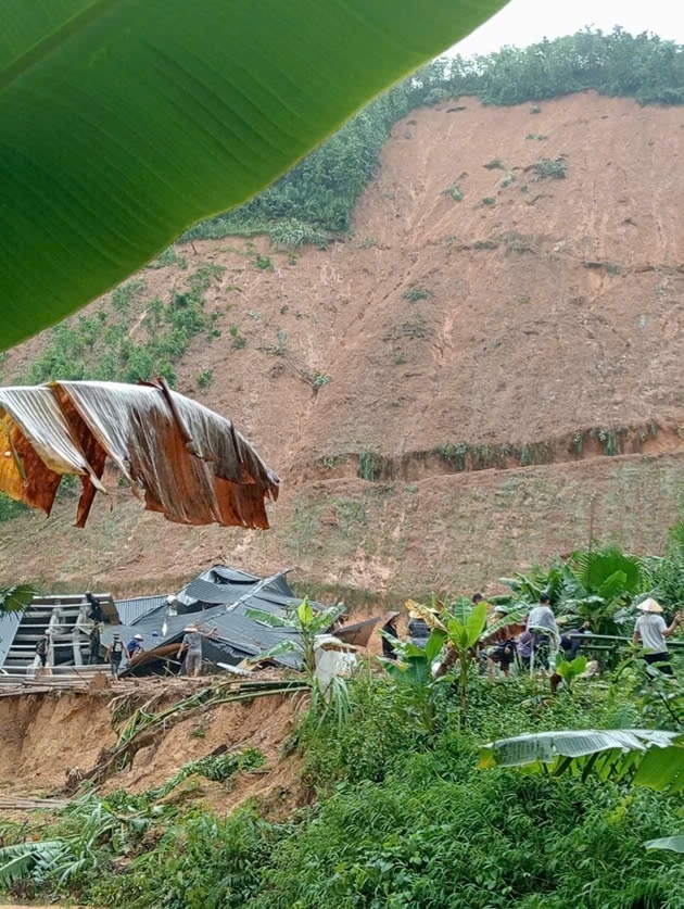 Đất đá từ trên đồi cao sạt lở làm sập hoàn toàn ngôi nhà ông Nguyễn Văn Kim, xã Động Quan (huyện Lục Yên, Yên Bái). Ảnh: Bùi Bình