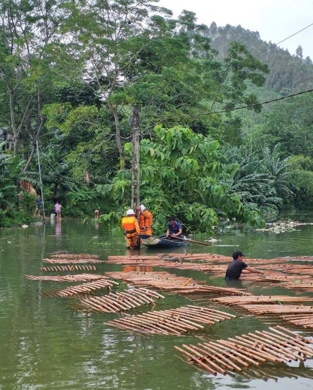 Tại tỉnh Yên Bái mưa to nước ngập rất nhiều nơi gây khó khăn cho việc di chuyển khắc phục sự cố