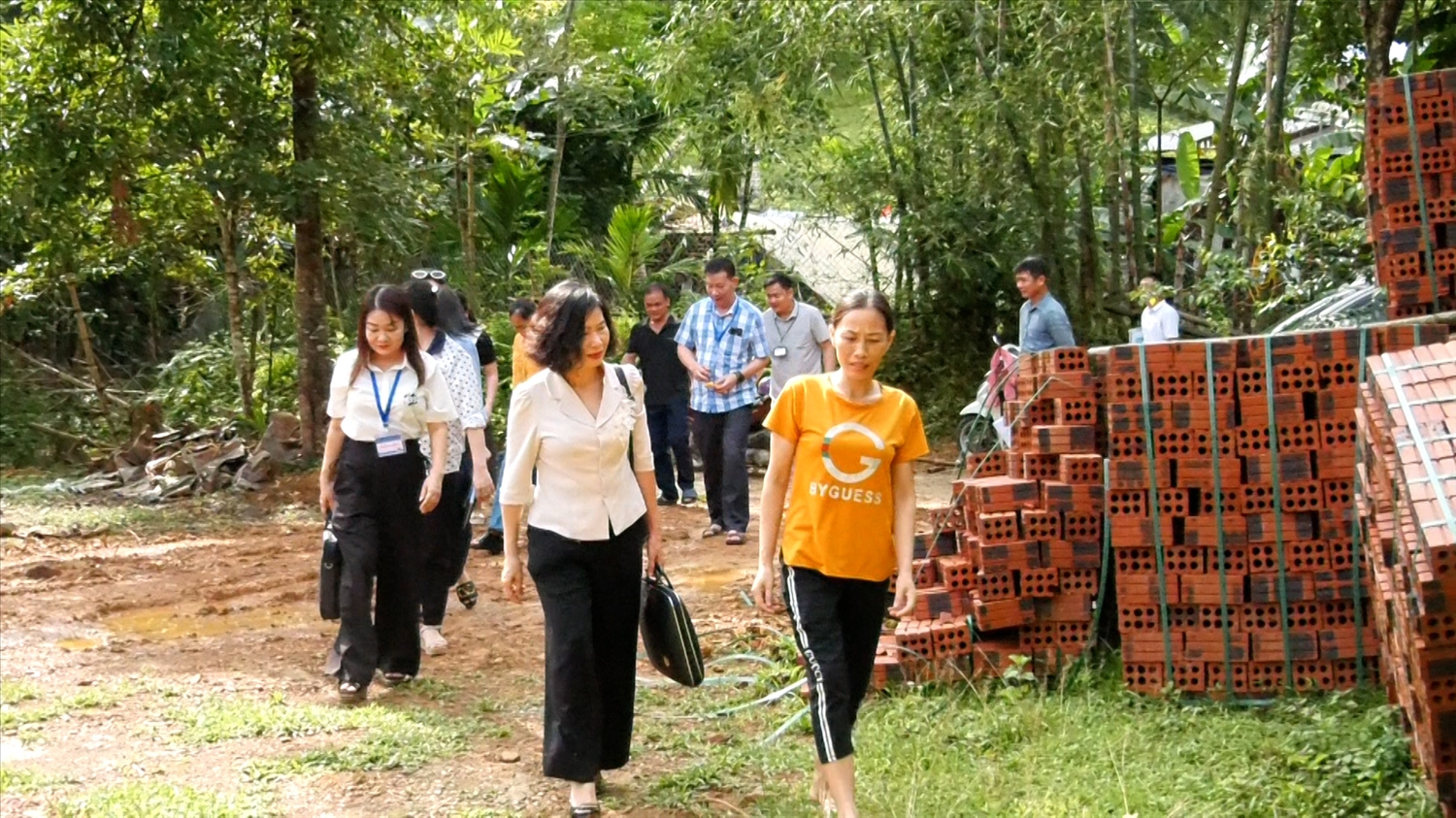 Đoàn công tác của Chi cục Thống kê Thanh Hóa đi giám sát về phương án điều tra về thực trạng kinh tế - xã hội của 53 DTTS năm 2024 trên địa bàn huyện Lang Chánh