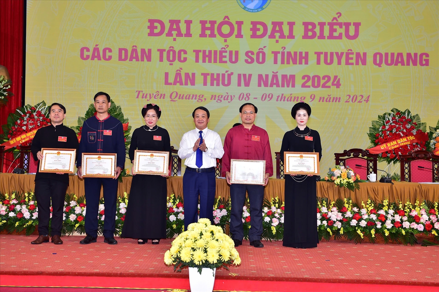 Bộ trưởng, Chủ nhiệm Ủy ban Dân tộc Hầu A Lềnh đã trao Giấy khen cho các cá nhân có thành tích xuất sắc trong công tác dân tộc