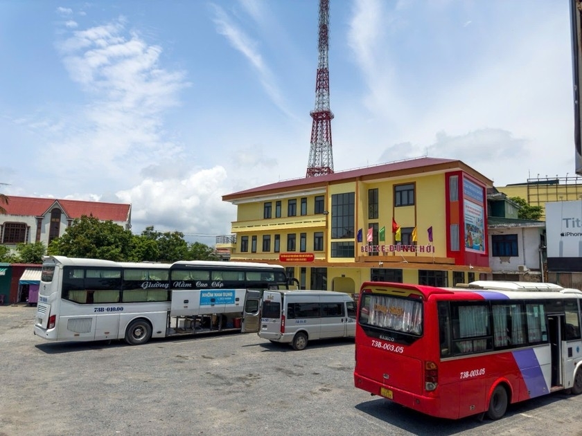 Tại Trung tâm Dịch vụ và quản lý bến xe khách Quảng Bình, nhiều phương tiện đang chờ sẵn để chở miễn phí hành cứu trợ ra Bắc