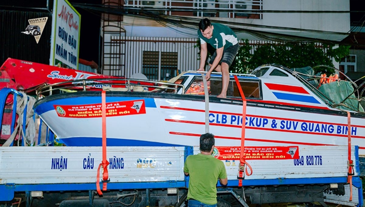 Nhiều phương tiện cứu hộ như thuyền, Ca Nô….từ Quảng Bình cũng đã lên đường ra tâm lũ