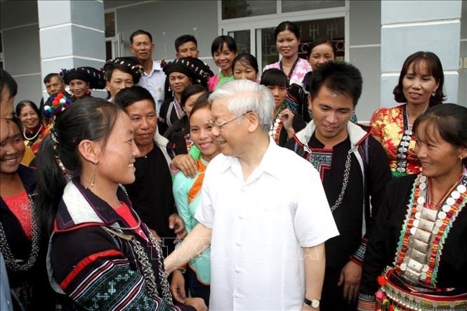 Tổng Bí thư Nguyễn Phú Trọng trò chuyện, động viên đồng bào các dân tộc tại xã Bản Bo, huyện Tam Đường vào tháng 7/2016. Ảnh: TTXVN 