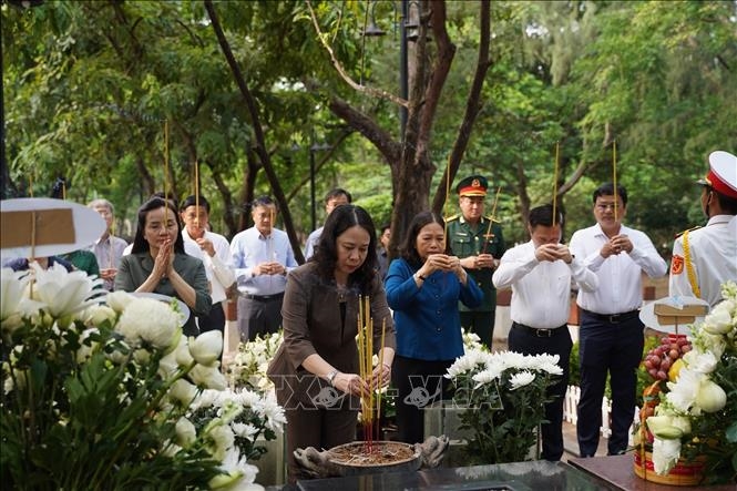 Phó Chủ tịch nước Võ Thị Ánh Xuân cùng Đoàn công tác dâng hương tại mộ Anh hùng Lực lượng vũ trang nhân dân Võ Thị Sáu tại Nghĩa trang Hàng Dương. Ảnh: TTXVN