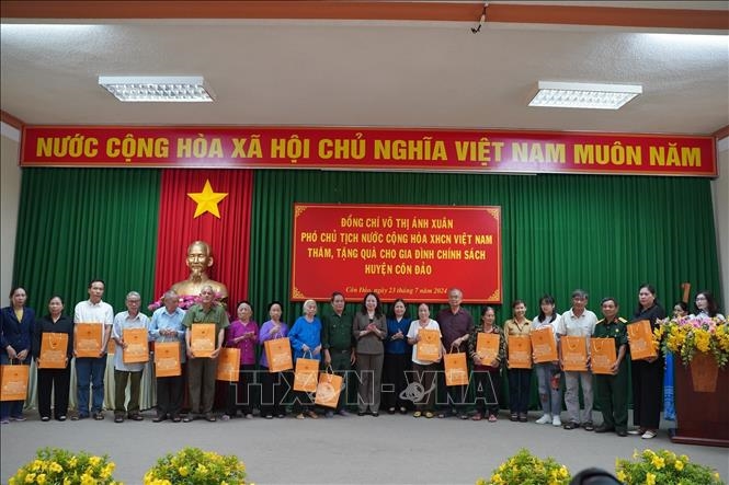 Phó Chủ tịch nước Võ Thị Ánh Xuân cùng Đoàn công tác tặng quà 76 đối tượng chính sách, người có công, cựu tù chính trị đang sinh sống trên địa bàn huyện Côn Đảo. Ảnh: TTXVN