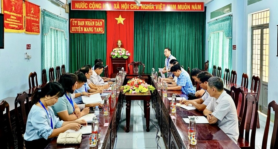 đoàn giám sát của tổng cục thống kê và cục thống kê tỉnh gia lai làm việc tại huyện mang yang về tình hình điều tra thực trạng kt- xh 53 dân tộc thiểu số tại địa bàn