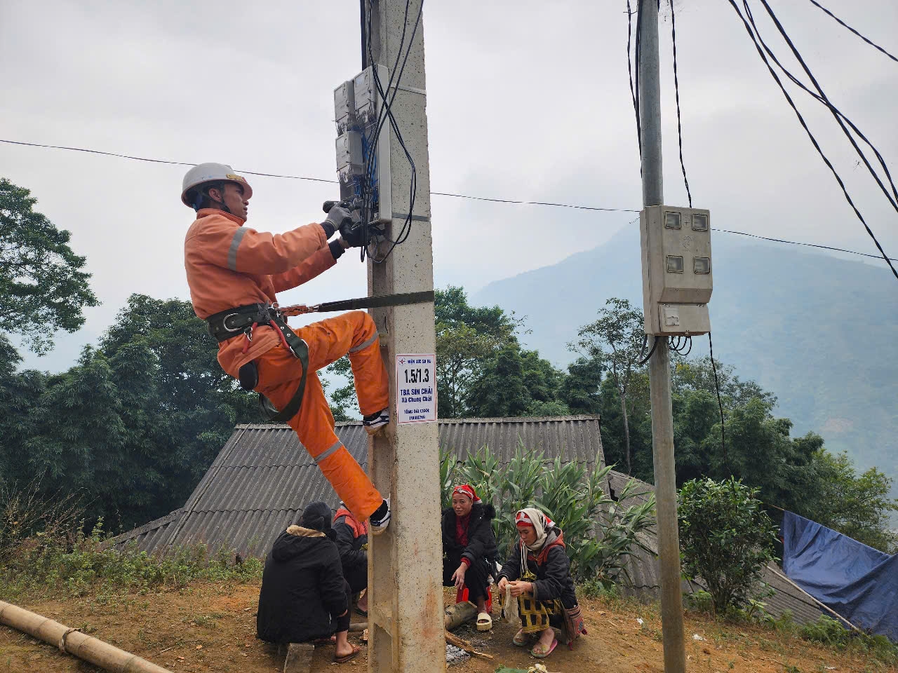 Cán bộ công nhân ngành điện lực Lào Cai vượt khó đưa điện lưới về Sín Chải