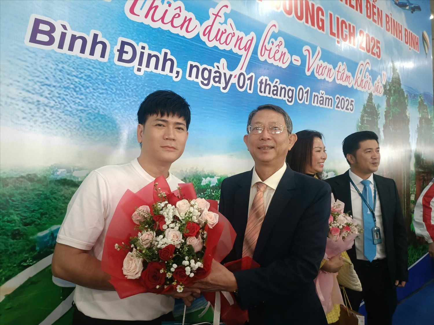 Ông Trần Văn Thanh – Giám đốc Sở Du lịch Bình Định hoa cho ca sĩ Quách Thành Danh - một trong những vị khách đầu tiên đến Bình Định ngày đầu năm mới 2025