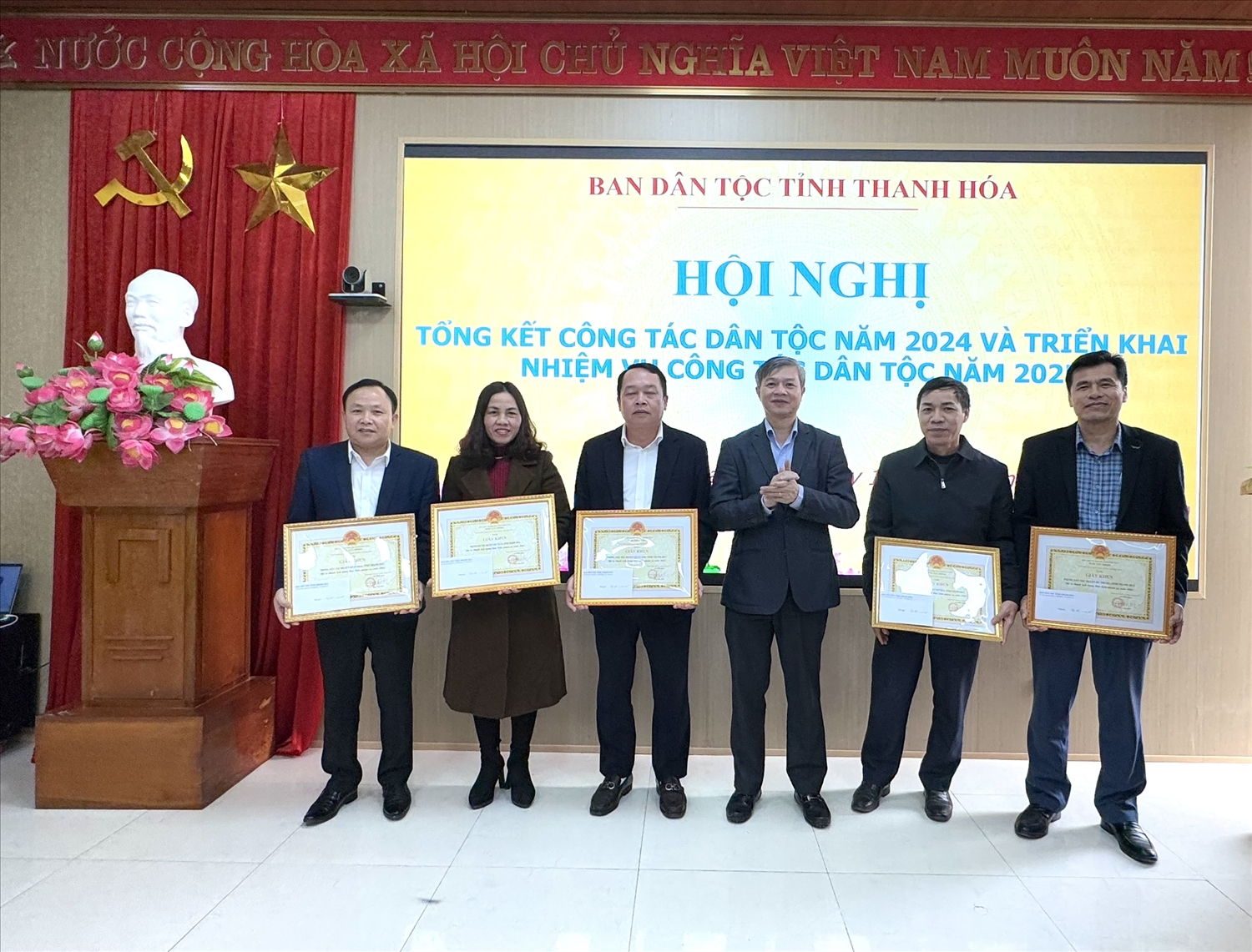 Trưởng Ban Dân tộc tỉnh Thanh Hóa Mai Xuân Bình trao Giấy khen cho các tập thể đã có nhiều thành tích xuất sắc trong thực hiện công tác dân tộc và chính sách dân tộc năm 2024