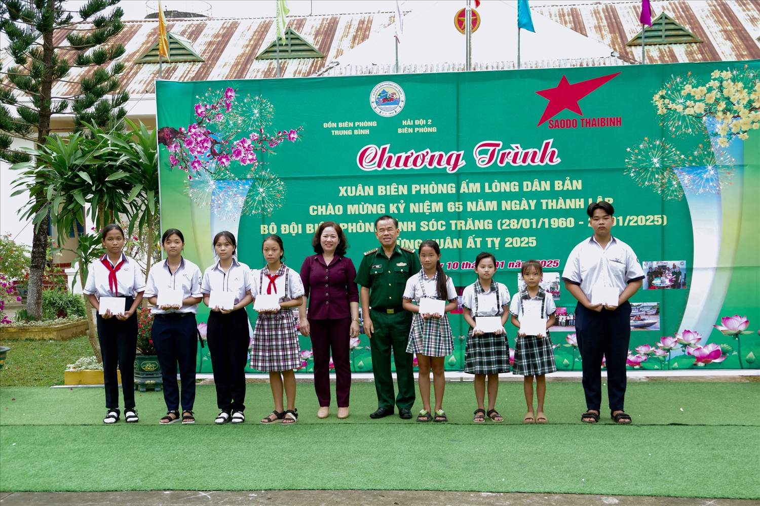 Lãnh đạo BĐBP tỉnh và Huyện ủy Trần Đề trao học bổng cho các em học sinh nghèo trong chương trình “Nâng bước em tới trường” trên địa bàn khu vực biên giới biển huyện Trần Đề