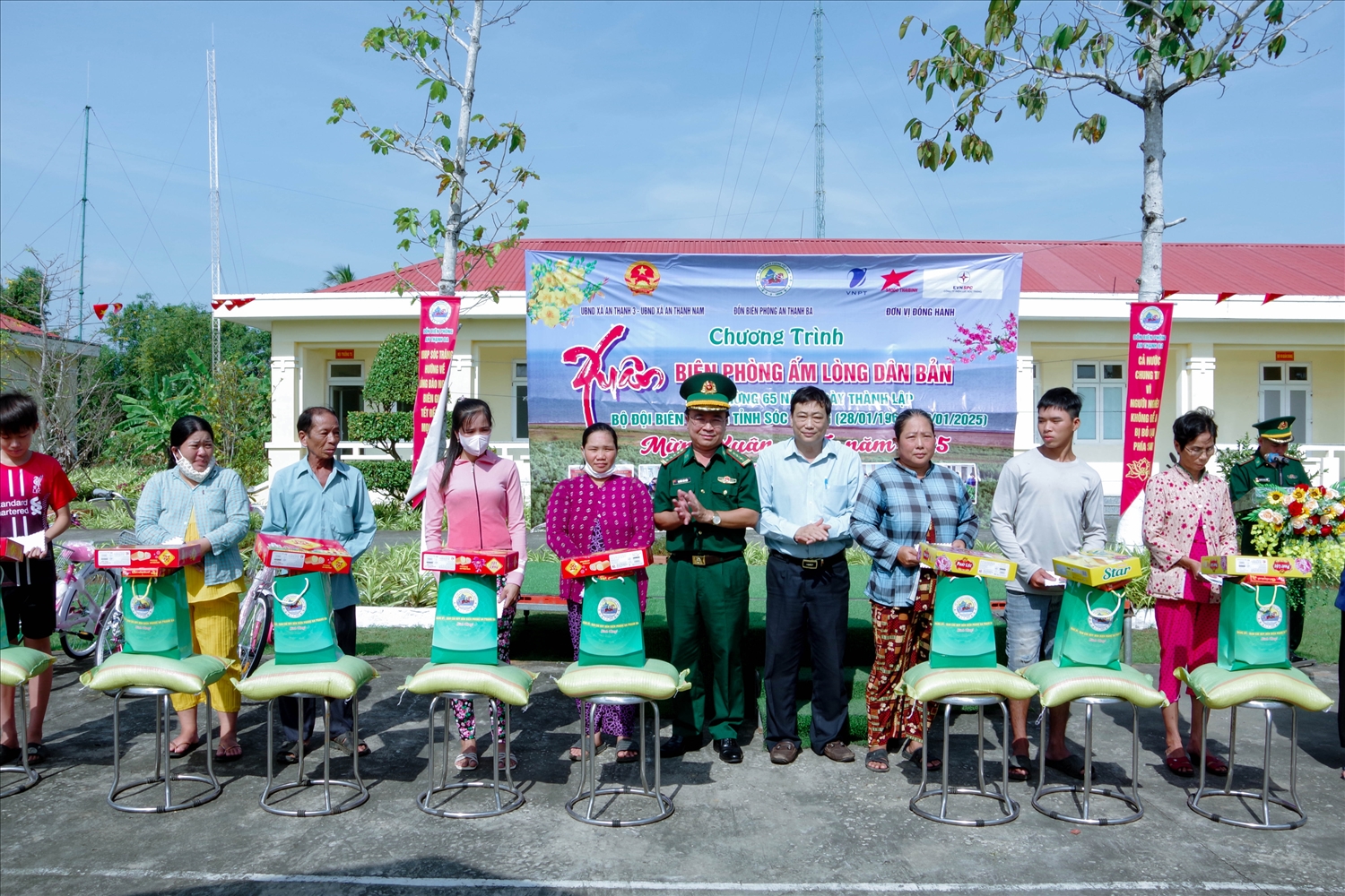 Lãnh đạo BĐBP tỉnh Sóc Trăng và Huyện ủy Cù Lao Dung trao quà tết cho các hộ gia đình có hoàn cảnh khó khăn trên địa bàn khu vực biên giới biển huyện Cù Lao Dung