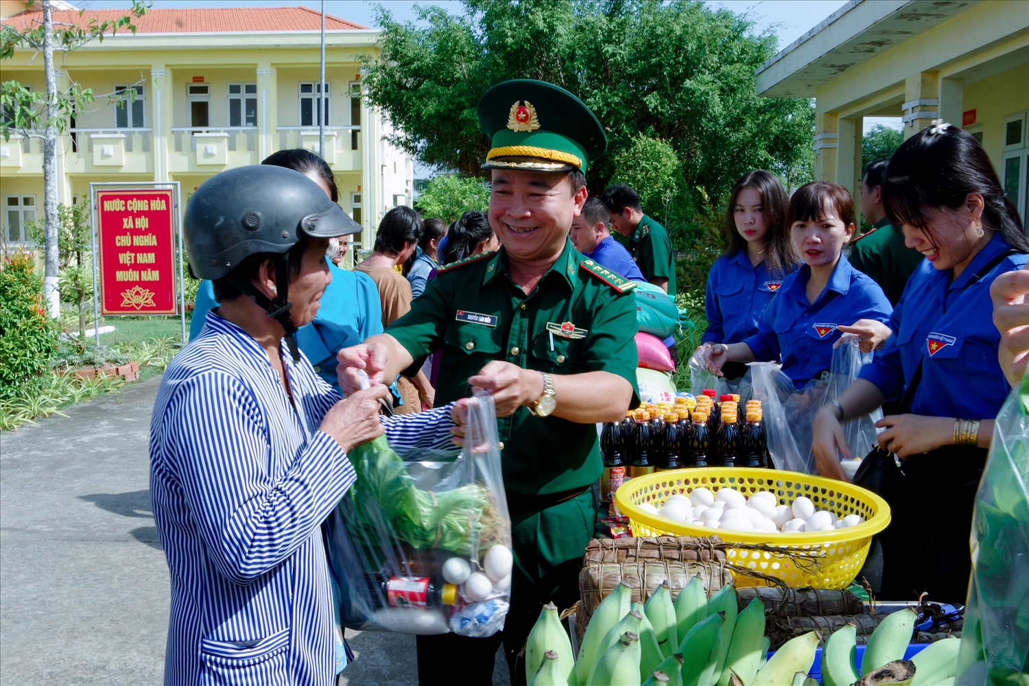 Đại tá Nguyễn Trìu Mến, Chính ủy BĐBP tỉnh trao quà Tết cho người nghèo tại gian hàng 0 đồng