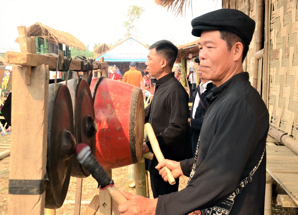 Hiện nay, đồng bào các DTTS trên địa bàn tỉnh Điện Biên vẫn sử dụng nhạc cụ trống, chiêng trong các lễ hội, ngày hội truyền thống