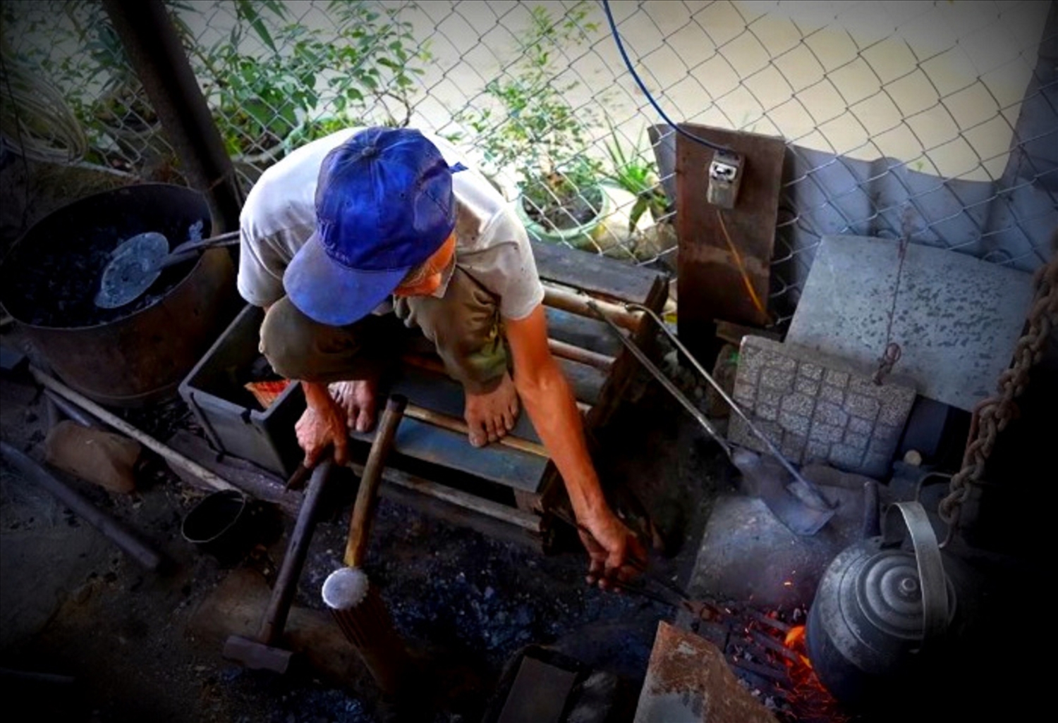 Thợ rèn ở Bao Vinh vẫn đỏ lửa lò rèn.