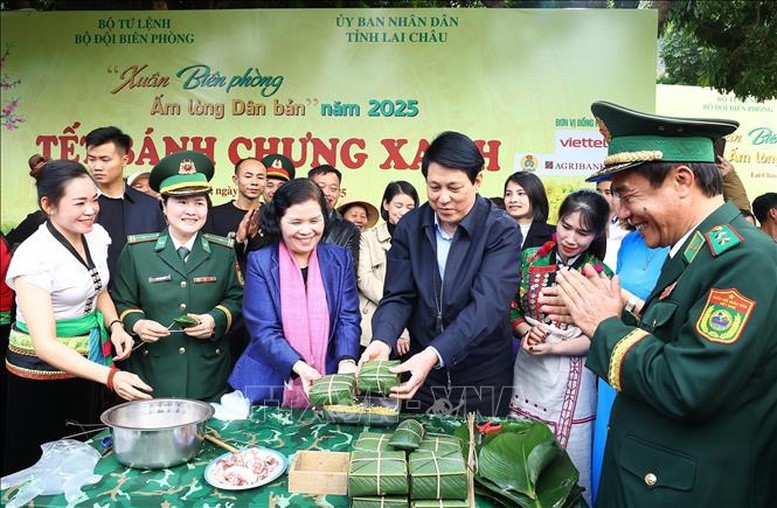 Chủ tịch nước Lương Cường cùng Bí thư Tỉnh ủy Lai Châu Giàng Páo Mỷ gói bánh chưng truyền thống tại xã Pa Tần, huyện Sìn Hồ, tỉnh Lai Châu - Ảnh: TTXVN