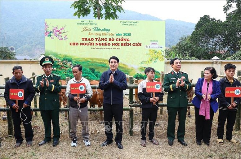 Chủ tịch nước Lương Cường, Bộ trưởng Quốc phòng Phan Văn Giang, cùng Bí thư Tỉnh ủy Lai Châu Giàng Páo Mỷ tặng bò giống cho các hộ nghèo tại xã Pa Tần - Ảnh: TTXVN