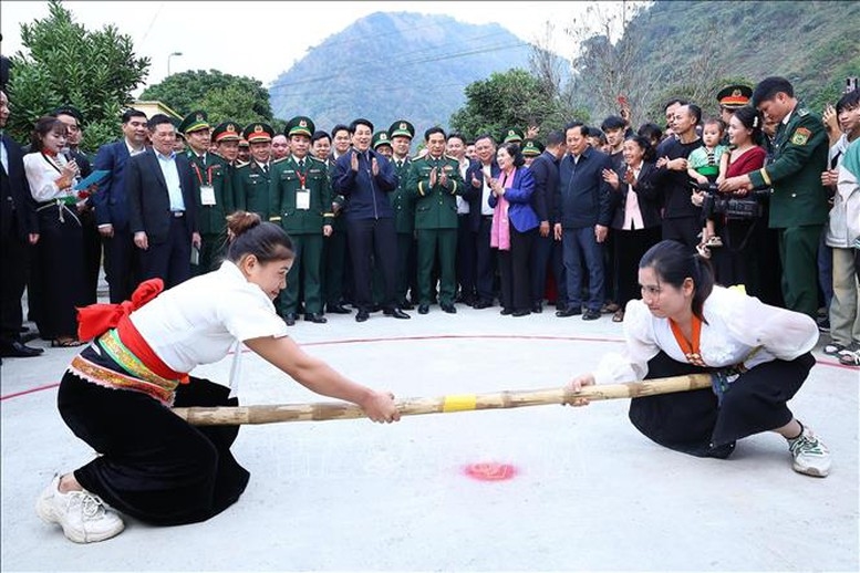 Chủ tịch nước tham quan các hoạt động văn hóa, thể thao của người dân tại xã Pa Tần - Ảnh: TTXVN